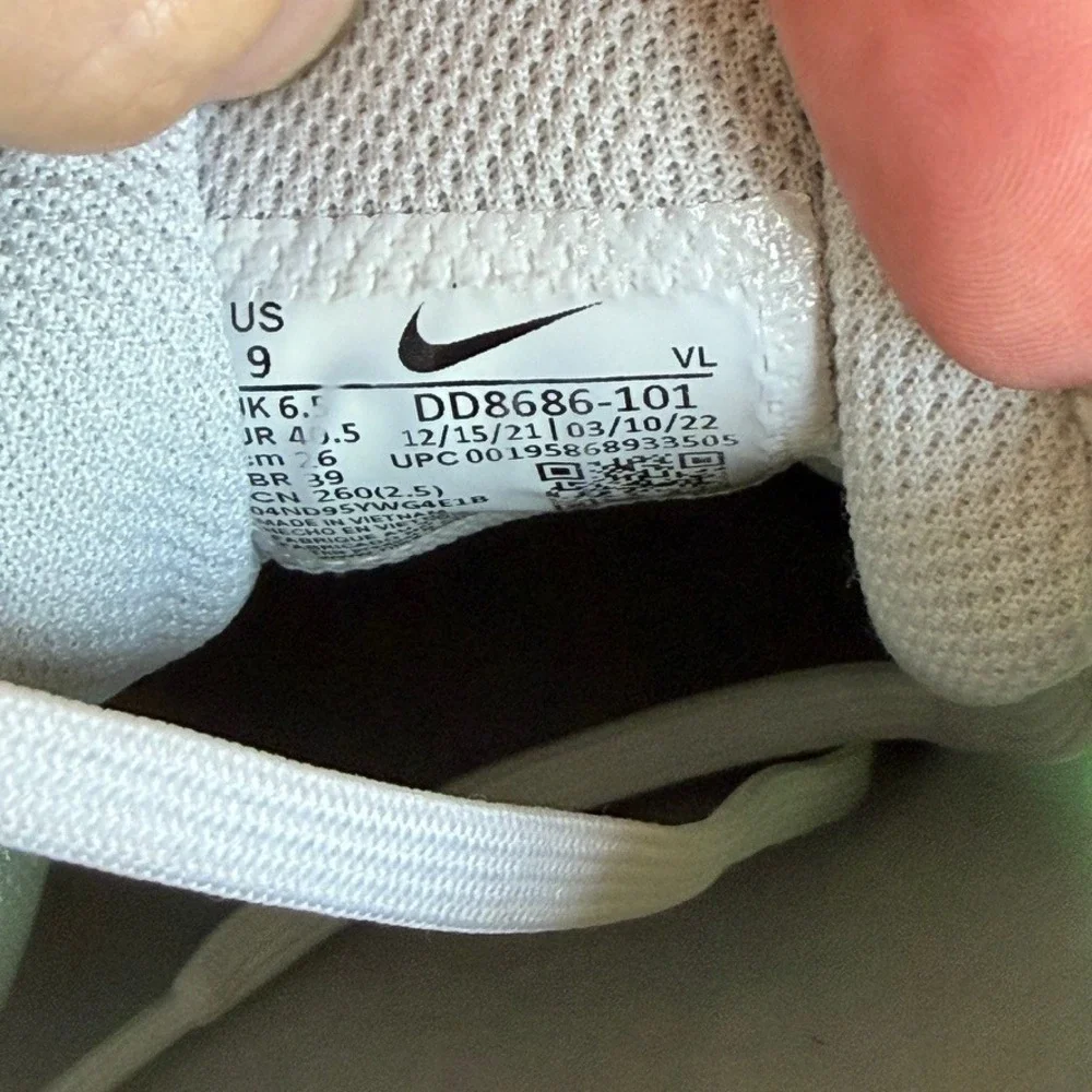 Nike Air Winflo 9 in White Barely Green